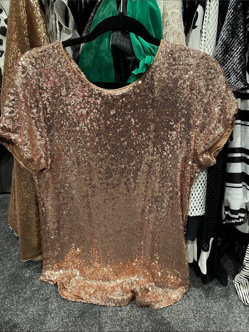 Rosette Short Sleeve Sequin Tee in Rose Gold peep keyhole in back size medium